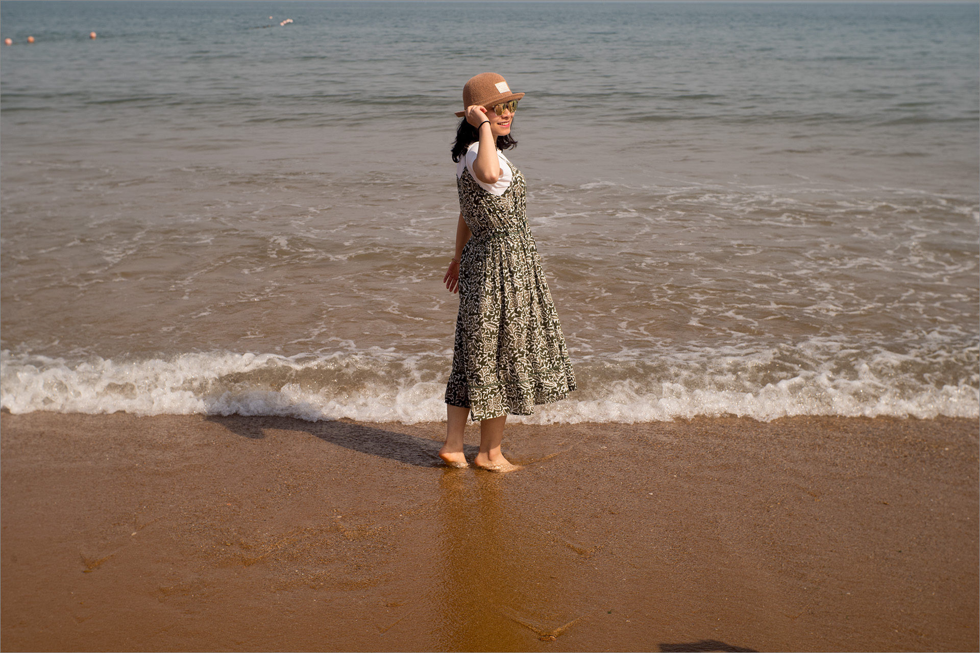 娇羞可爱-高清晰站在沙滩旁法国金发美女壁纸